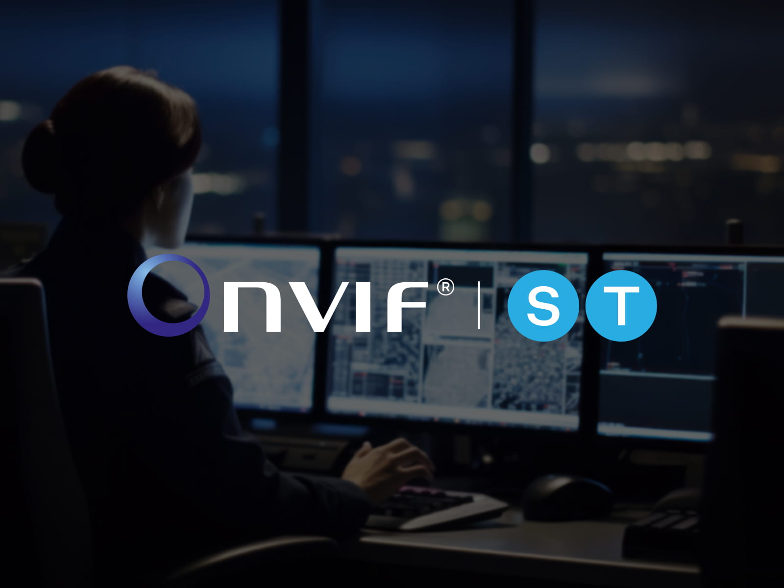 Logo ONVIF S a T, femme en arrière-plan et écrans d'ordinateur