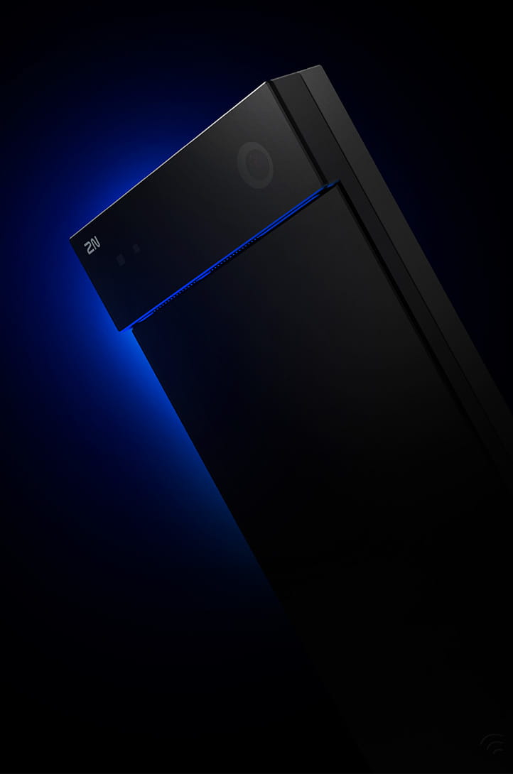 Gros plan sur un appareil électronique noir et élégant avec un objectif d'appareil photo et une fine bande lumineuse bleue.