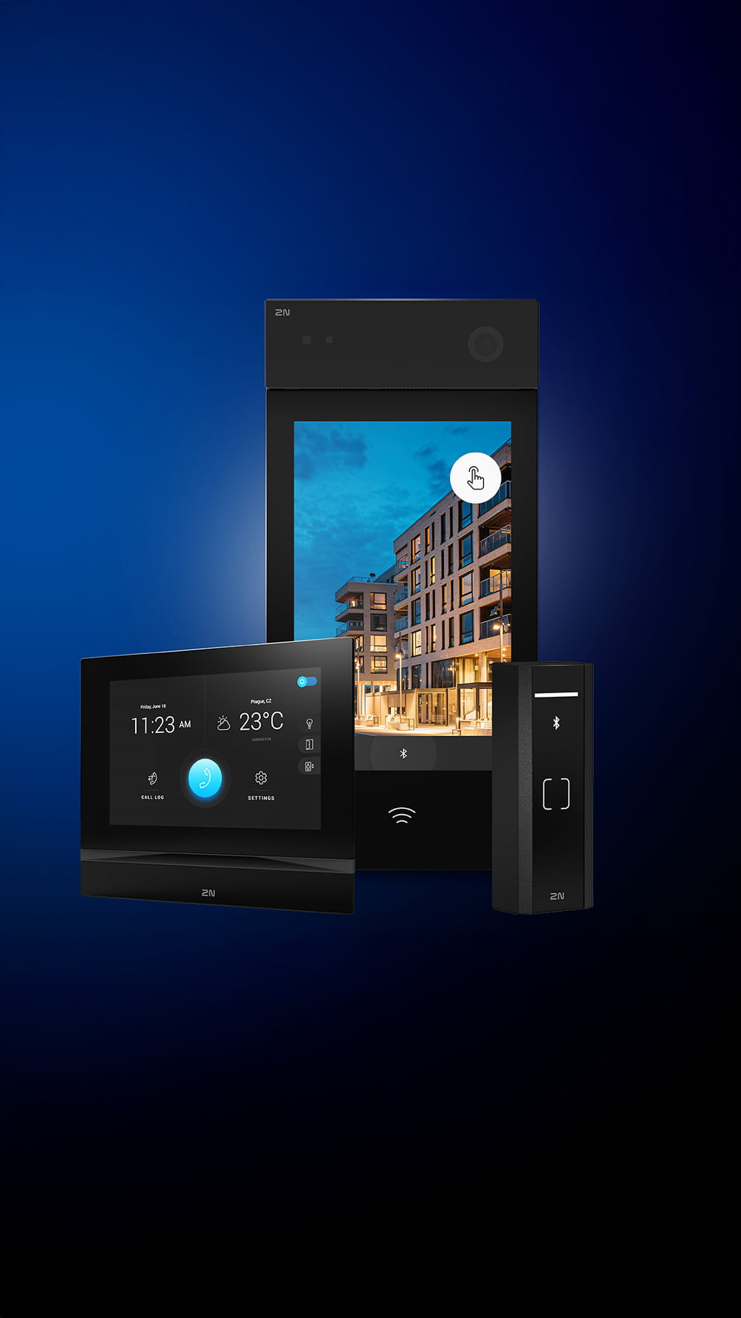 Trois appareils de maison intelligente différents de face en noir : unité intérieure, interphone vertical et lecteur d'accès.