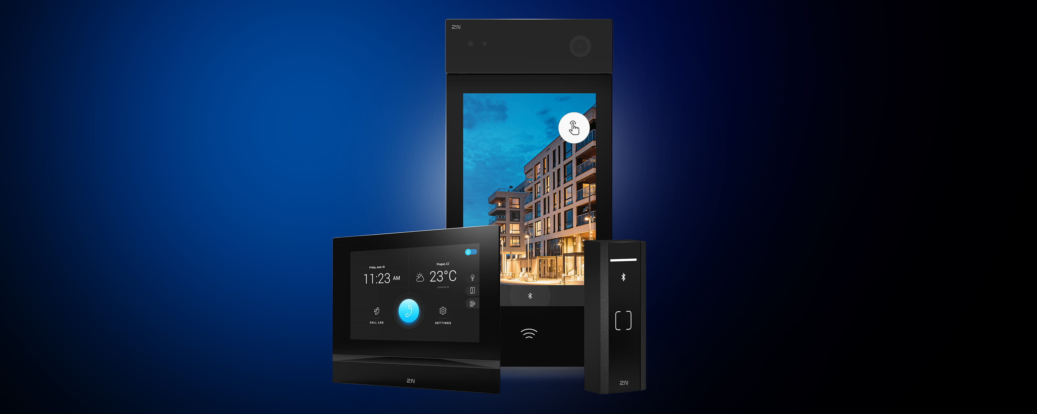 Image large d'un ensemble de trois appareils électroniques intelligents sombres sur un fond dégradé bleu.