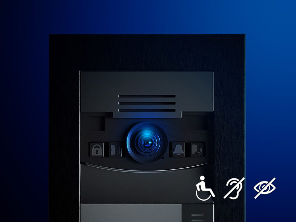 Close-up van een donkere 2N-intercom met een gloeiende cameralen en toegankelijkheidssymbolen.