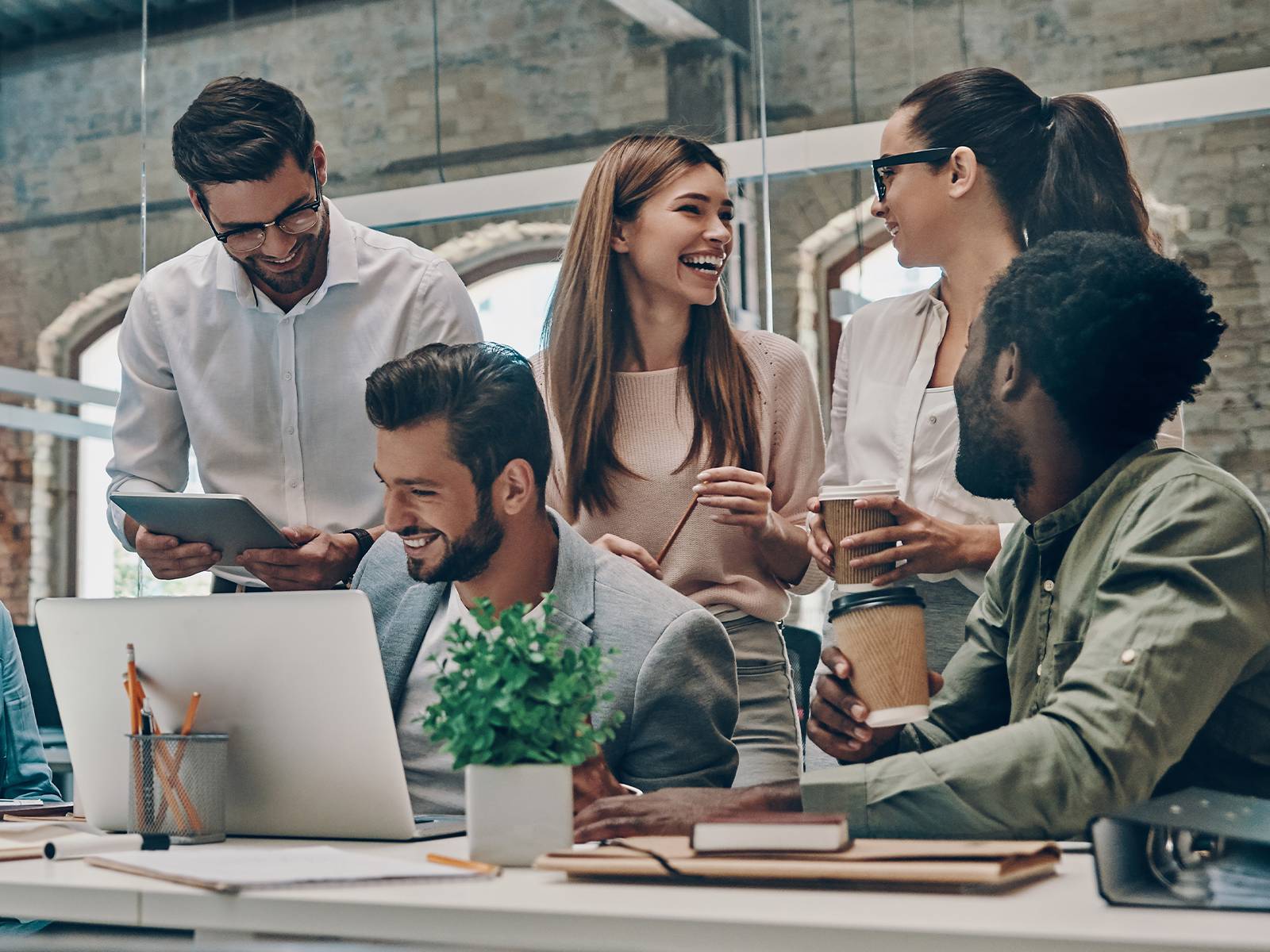 Cinco colegas a trabalhar num projeto no escritório