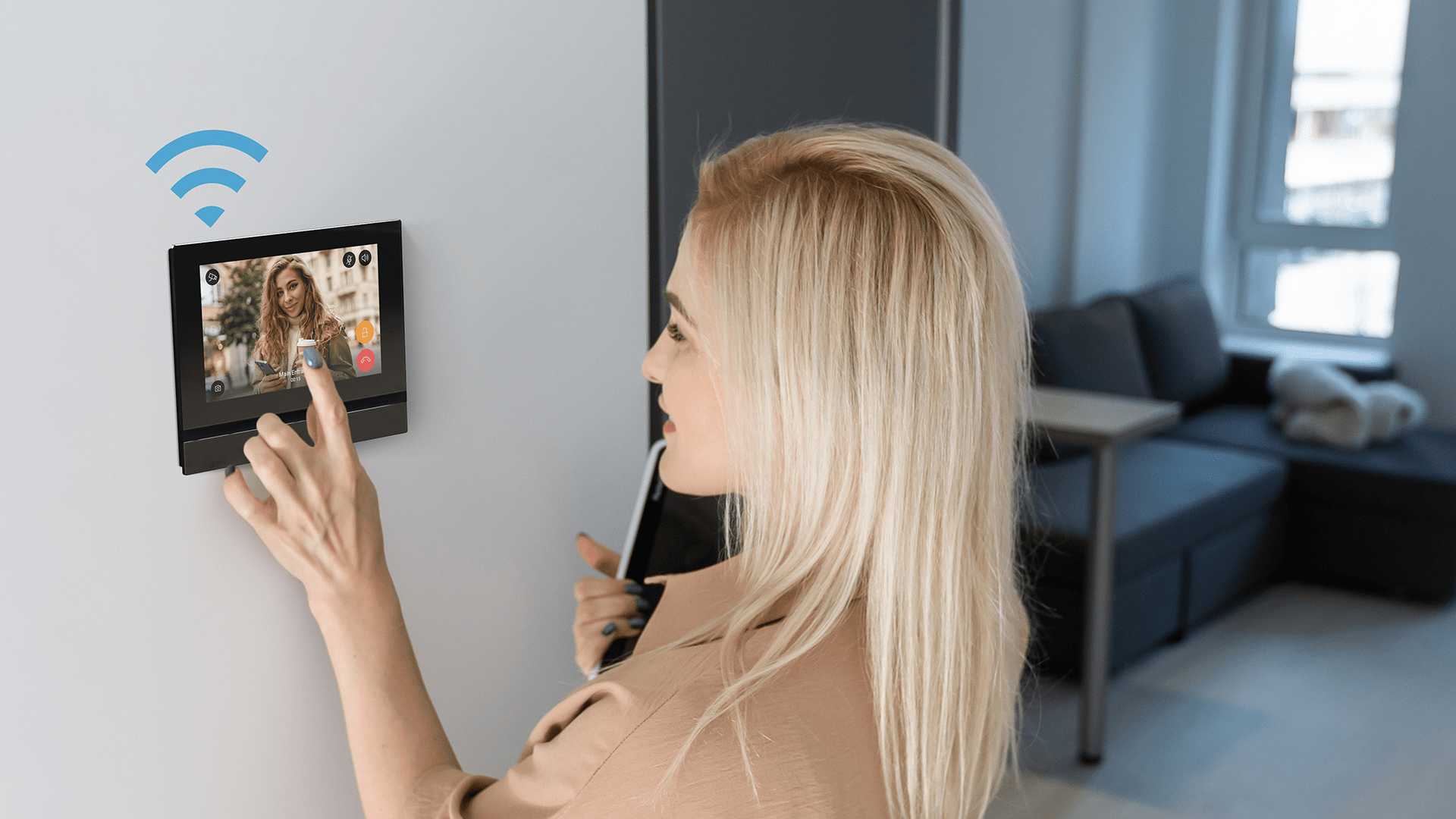 Dveře jí otevře blondýna u moderní vnitřní stanice Wi-Fi umístěné na stěně.