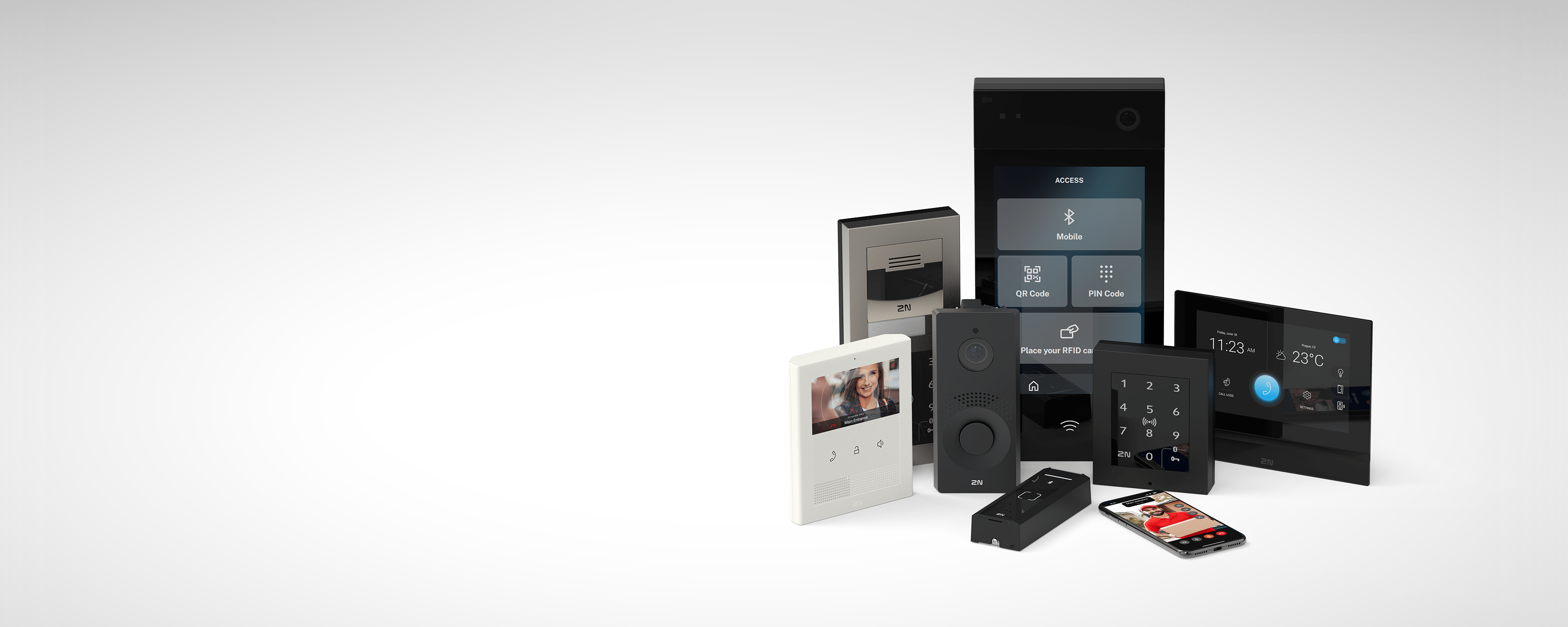 Ensemble de dispositifs 2N comprenant des interphones, des unités de contrôle d’accès, des panneaux tactiles intérieurs et un smartphone affichant l’application 2N.