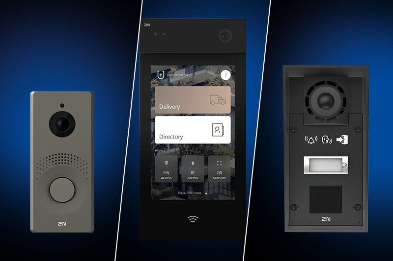 Tres unidades de intercomunicación de control de acceso mostradas una al lado de la otra, incluyendo un modelo con botón, un modelo con pantalla táctil y una unidad de altavoz.