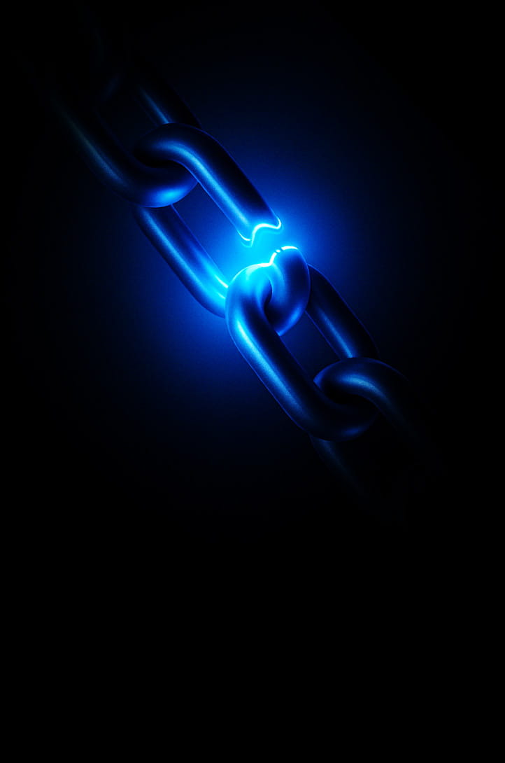 Kettinglinks met één gebroken schakel die felblauw gloeit, wat een zwak punt symboliseert.