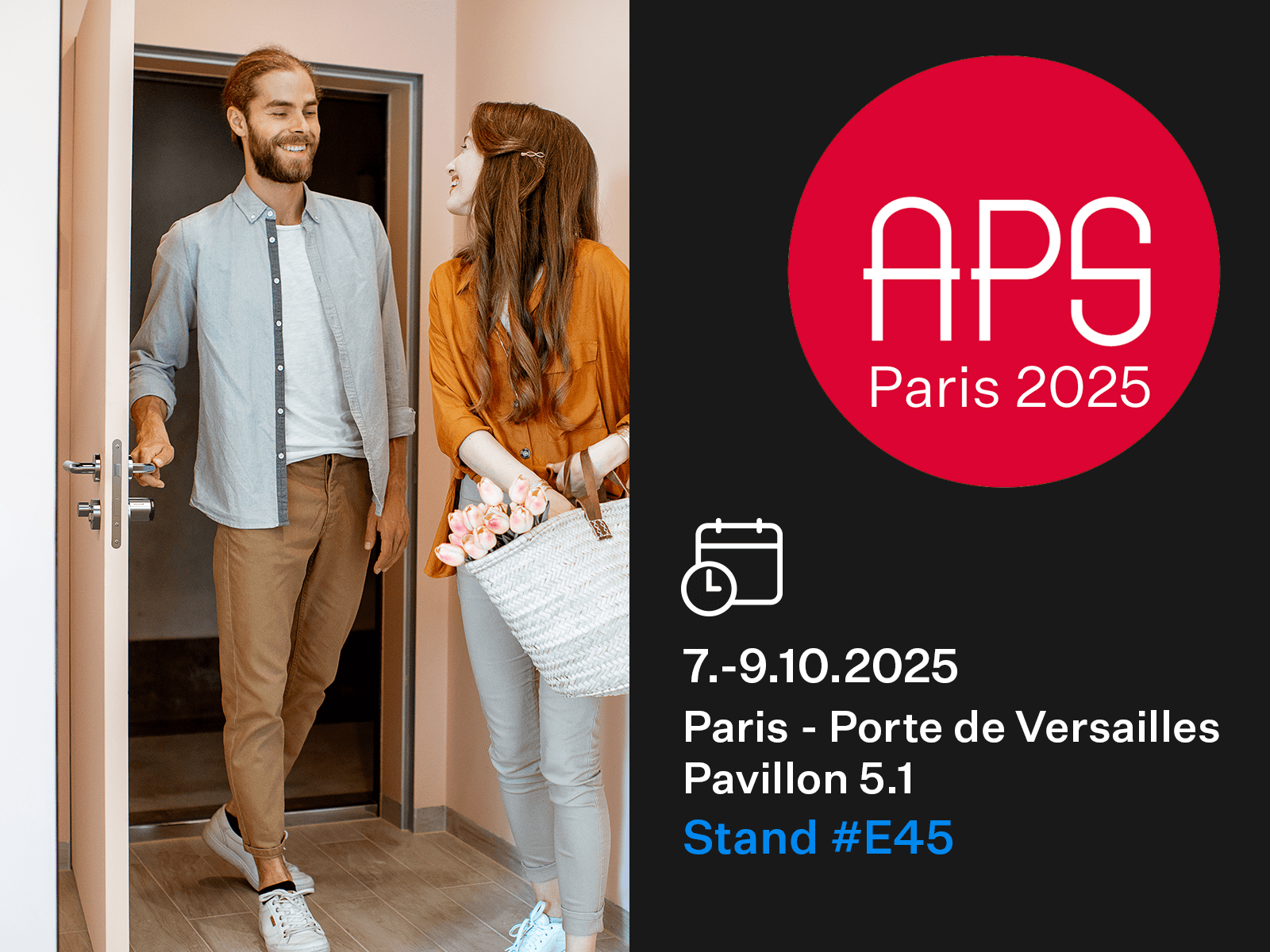 Un couple sourit en entrant dans un appart, à côté du logo et des infos sur l'événement APS Paris 2025.