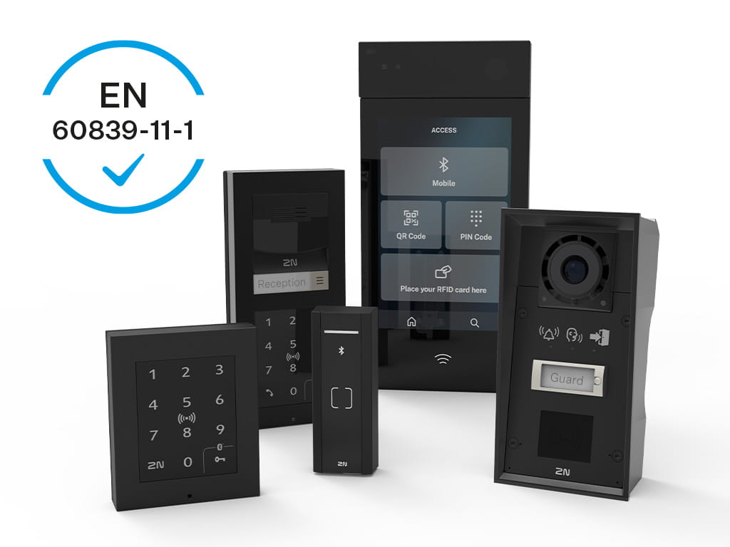 Grupo de dispositivos de control de acceso e intercomunicación 2N en negro exhibidos junto a una insignia de cumplimiento de la norma EN 60839-11-1.