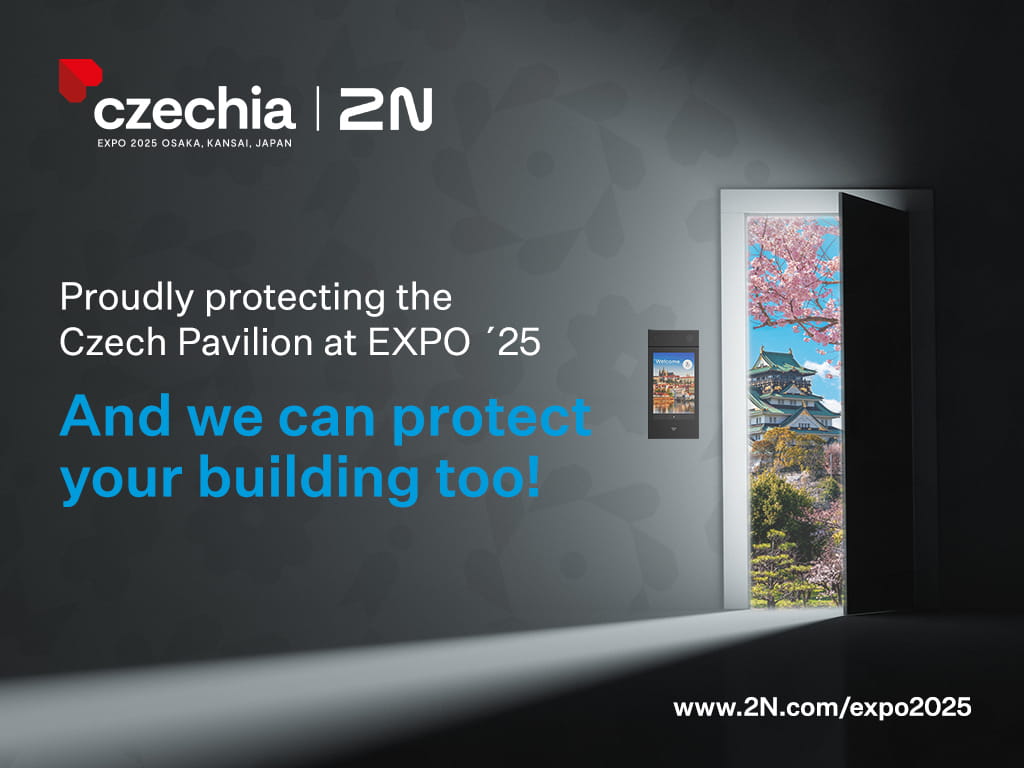 Image promo avec un interphone intelligent et un texte sur la protection du pavillon tchèque à l'EXPO 2025.