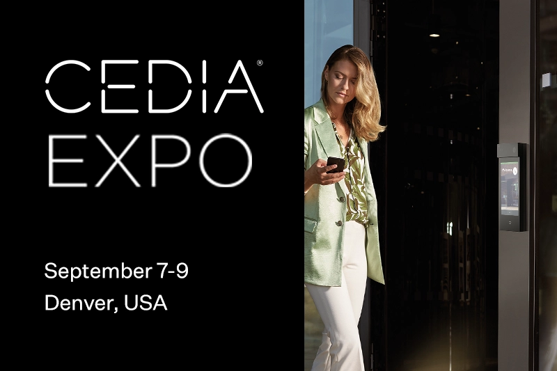 Banner para la Expo CEDIA que muestra a una persona usando un teléfono inteligente cerca de una puerta de cristal con detalles del evento para Denver, EE. UU.