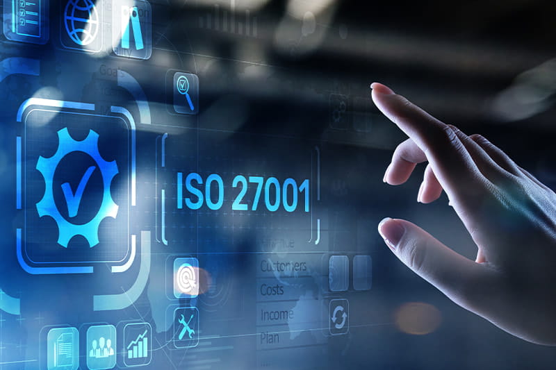 Hand die een digitale interface gebruikt met het ISO 27001-beveiligingscertificaat erop.