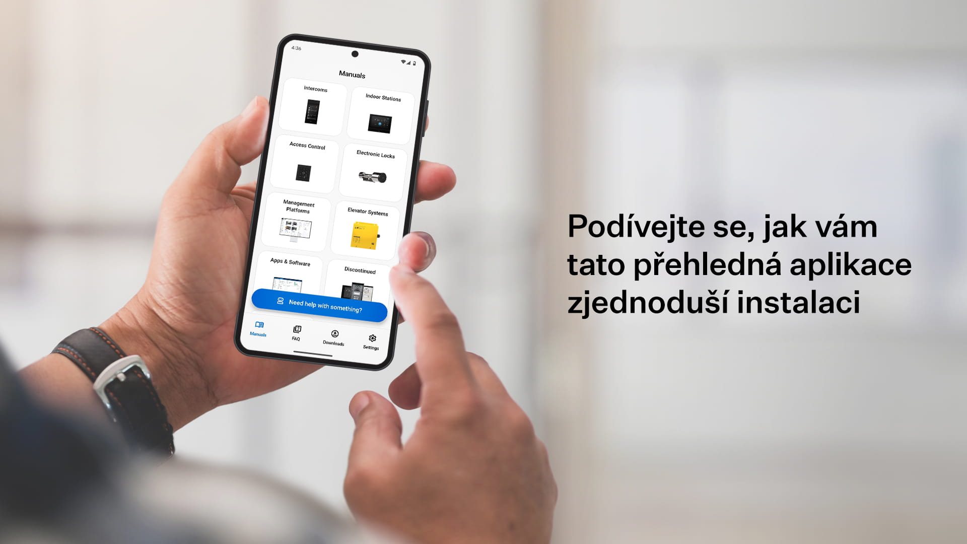 Ruce držící smartphone s aplikací pro správu budov, doplněné českým textem o zjednodušení instalace.