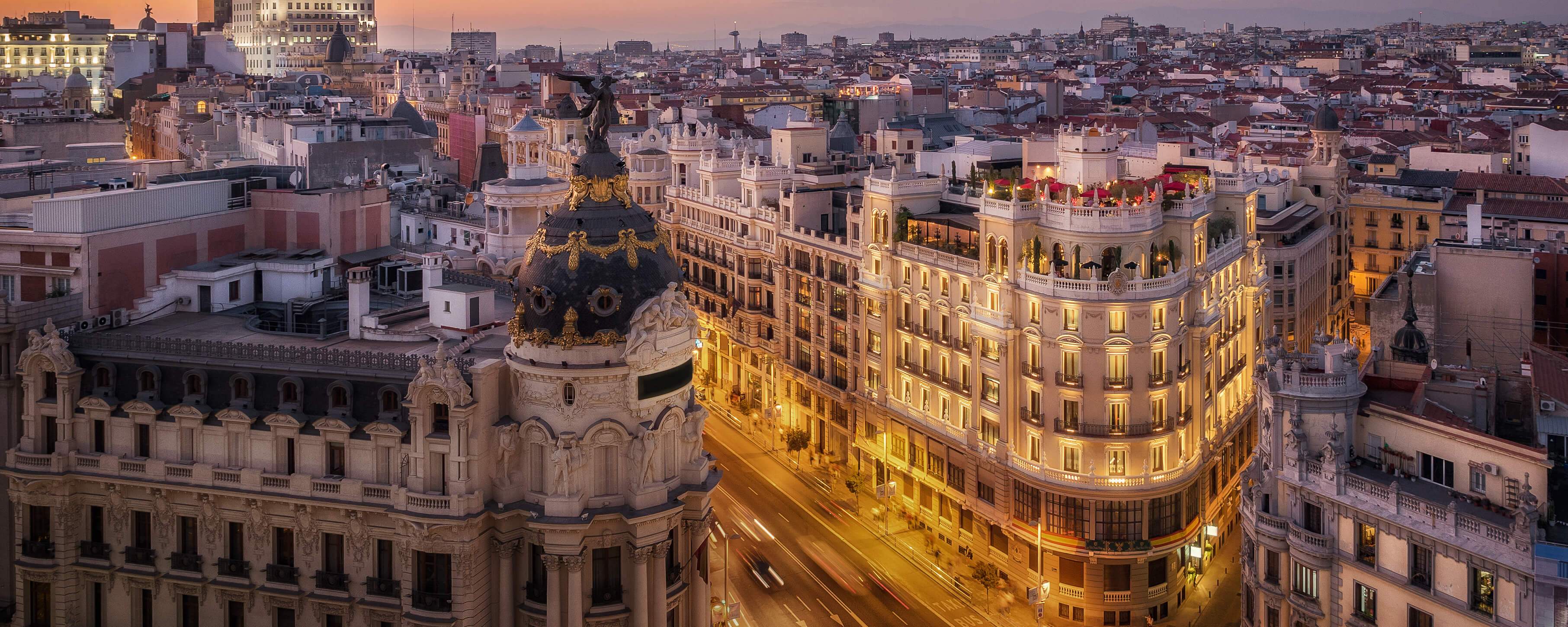 Vue panoramique en plongée de l'architecture classique de Madrid, super bien éclairée au crépuscule.