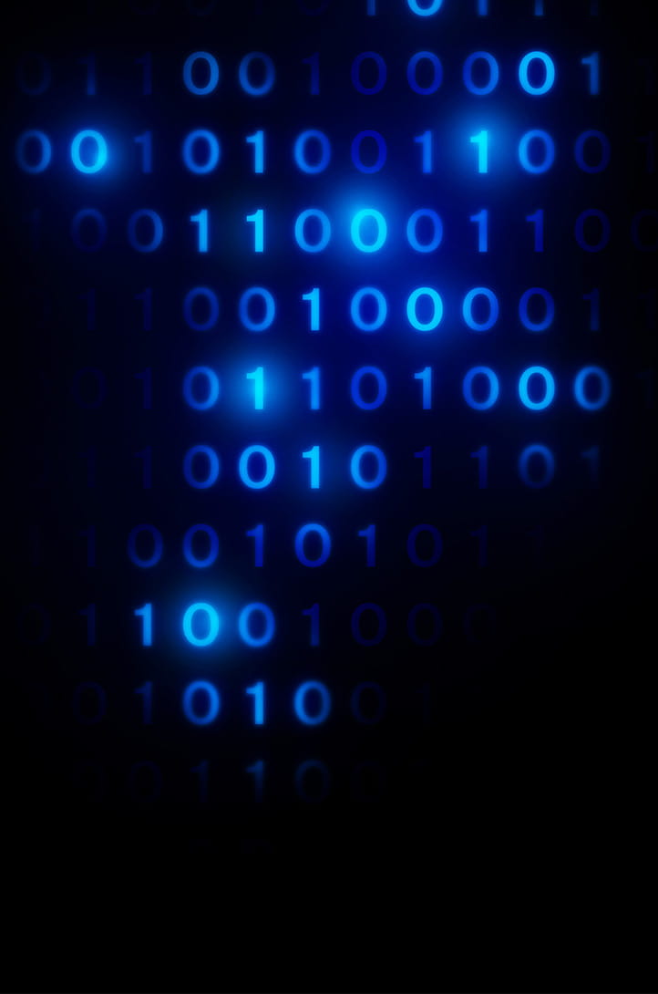 Blauer leuchtender Binärcode, der die Form eines Schildes auf einem dunklen Hintergrund bildet und Cybersicherheit symbolisiert.