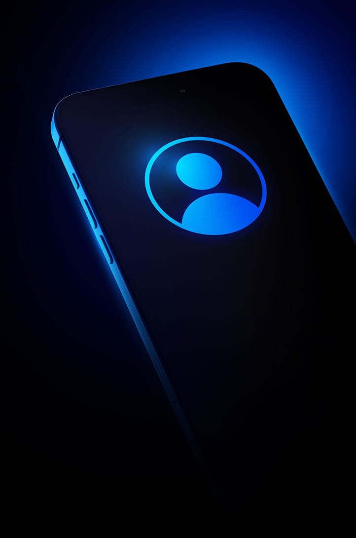 Smartphone-Bildschirm leuchtet mit einem blauen Benutzerprofil-Icon auf einem dunklen Hintergrund.