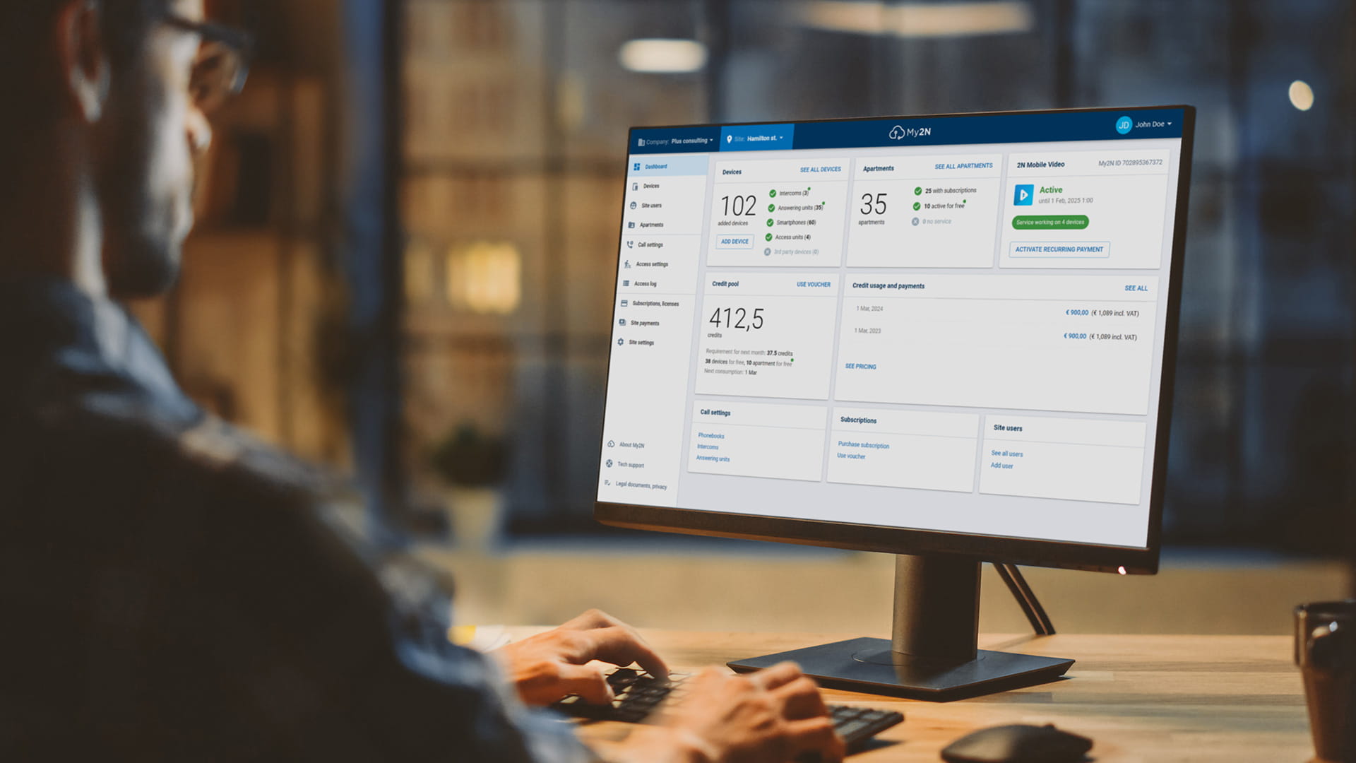 Persona che lavora su un computer desktop che visualizza un cruscotto di gestione del controllo accessi.