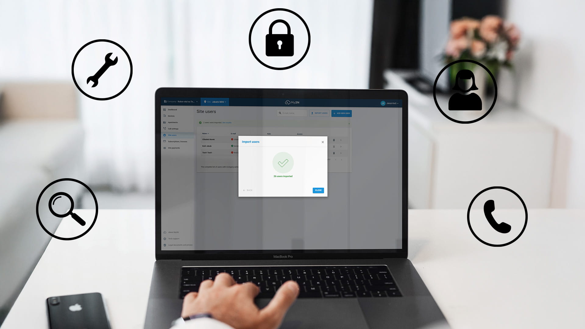 Laptop che visualizza software di controllo accessi con icone di sicurezza e supporto attorno allo schermo.