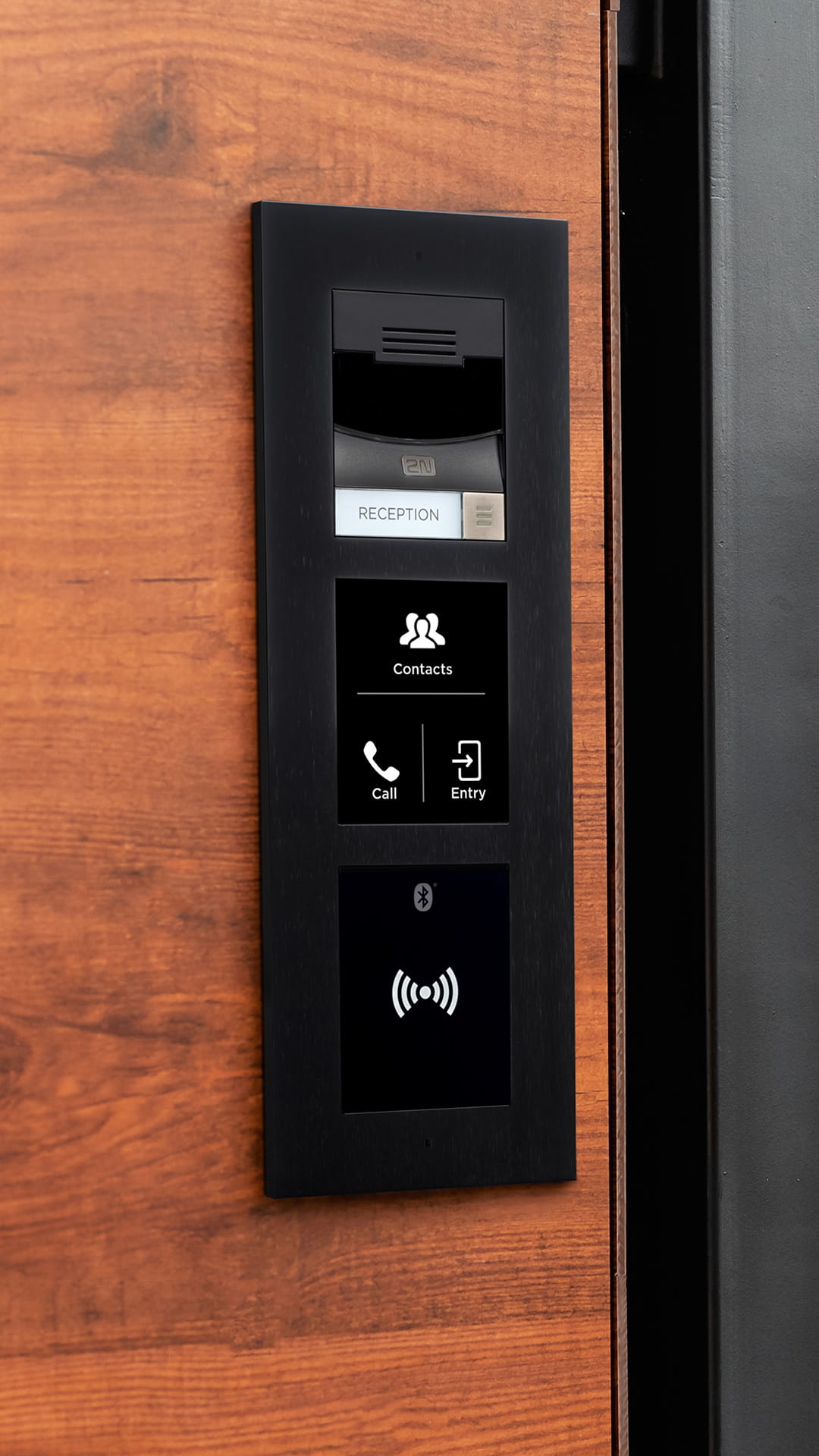  屋内の木製表面に複数のモジュールが取り付けられた2N IP Versoインターホン