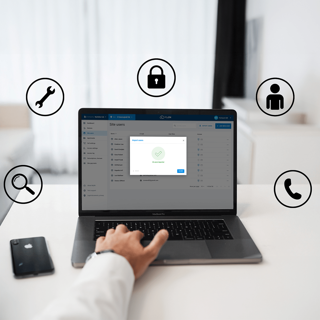 Gebruiker beheert toegangscontrole in 2N Management Platform op laptop
