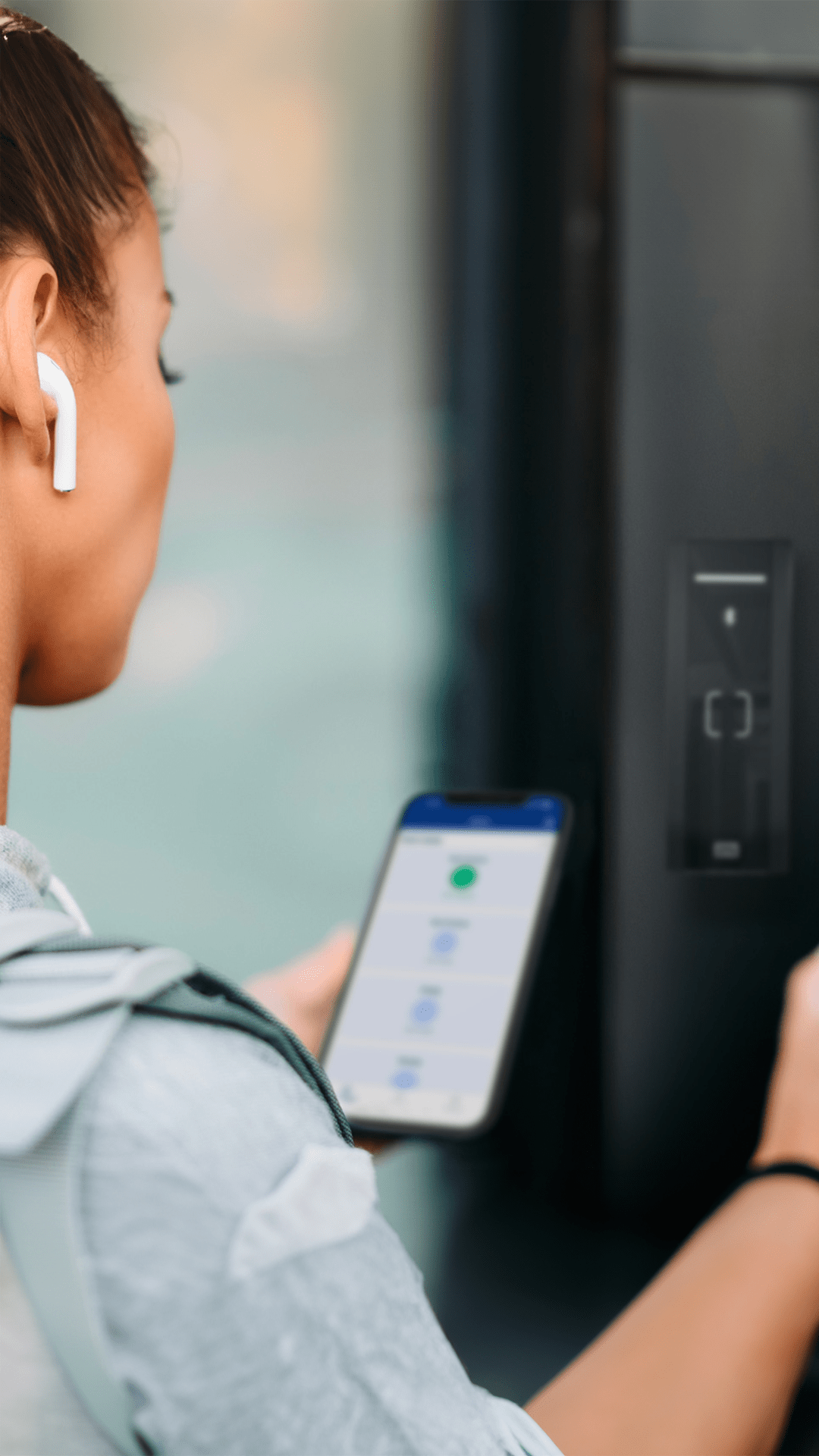 Vrouw die smartphone-inloggegevens gebruikt met 2N Access Unit M