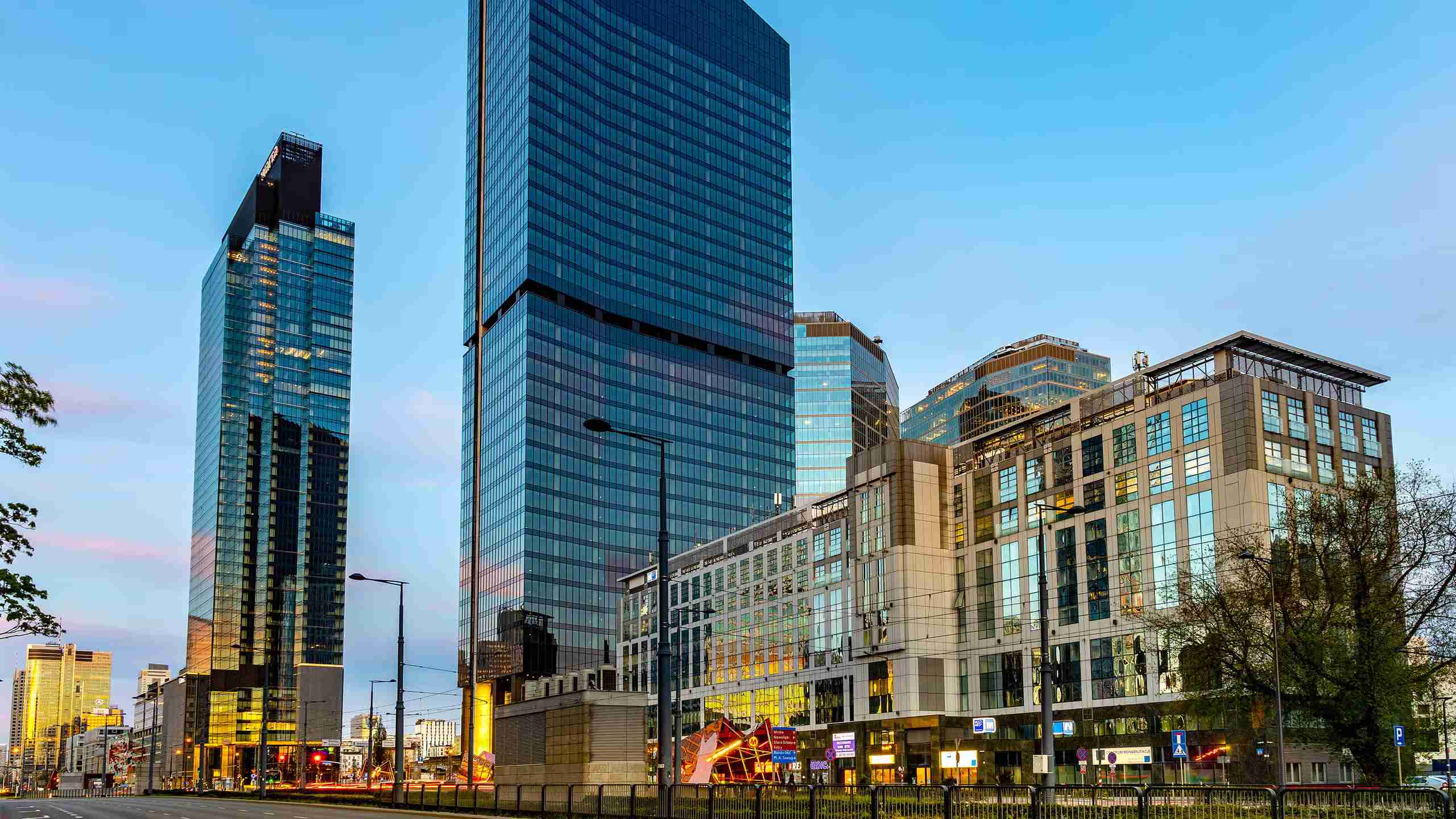 El edificio más alto de la UE, la Torre Varso rodeada de otros edificios