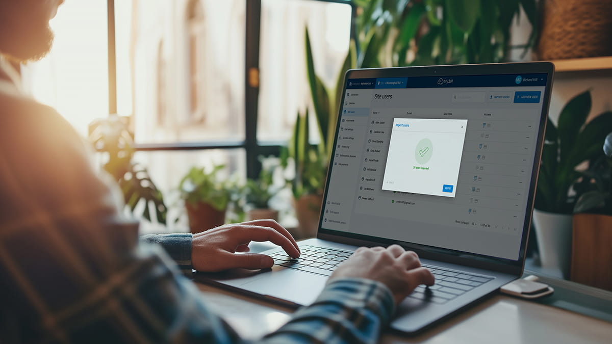 Personne travaillant sur un ordinateur portable affichant une interface de contrôle d'accès avec un écran de confirmation vert.