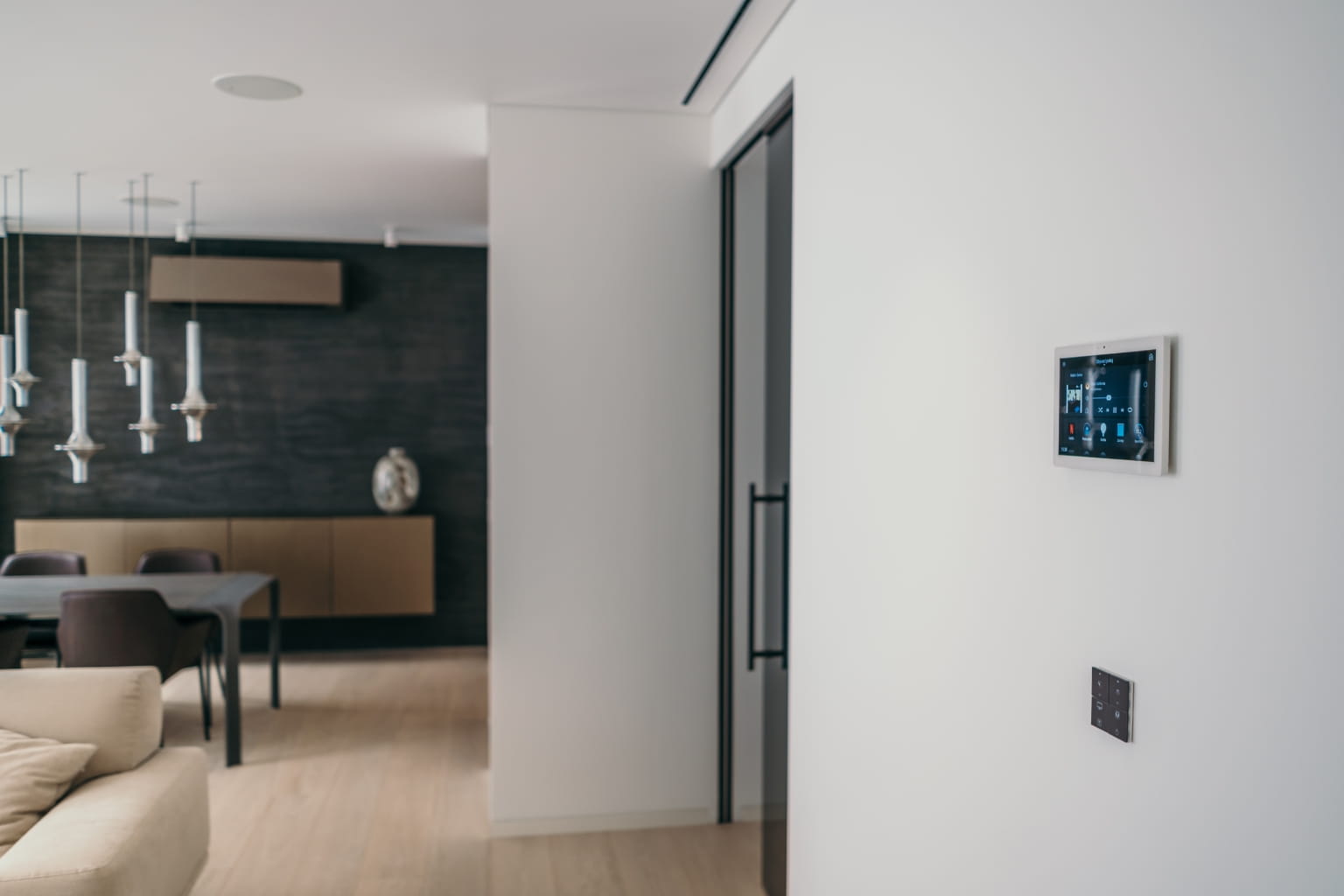 Intérieur moderne avec des solutions intégrées pour la maison connectée et le contrôle d'accès au 25, rue Pařížská.