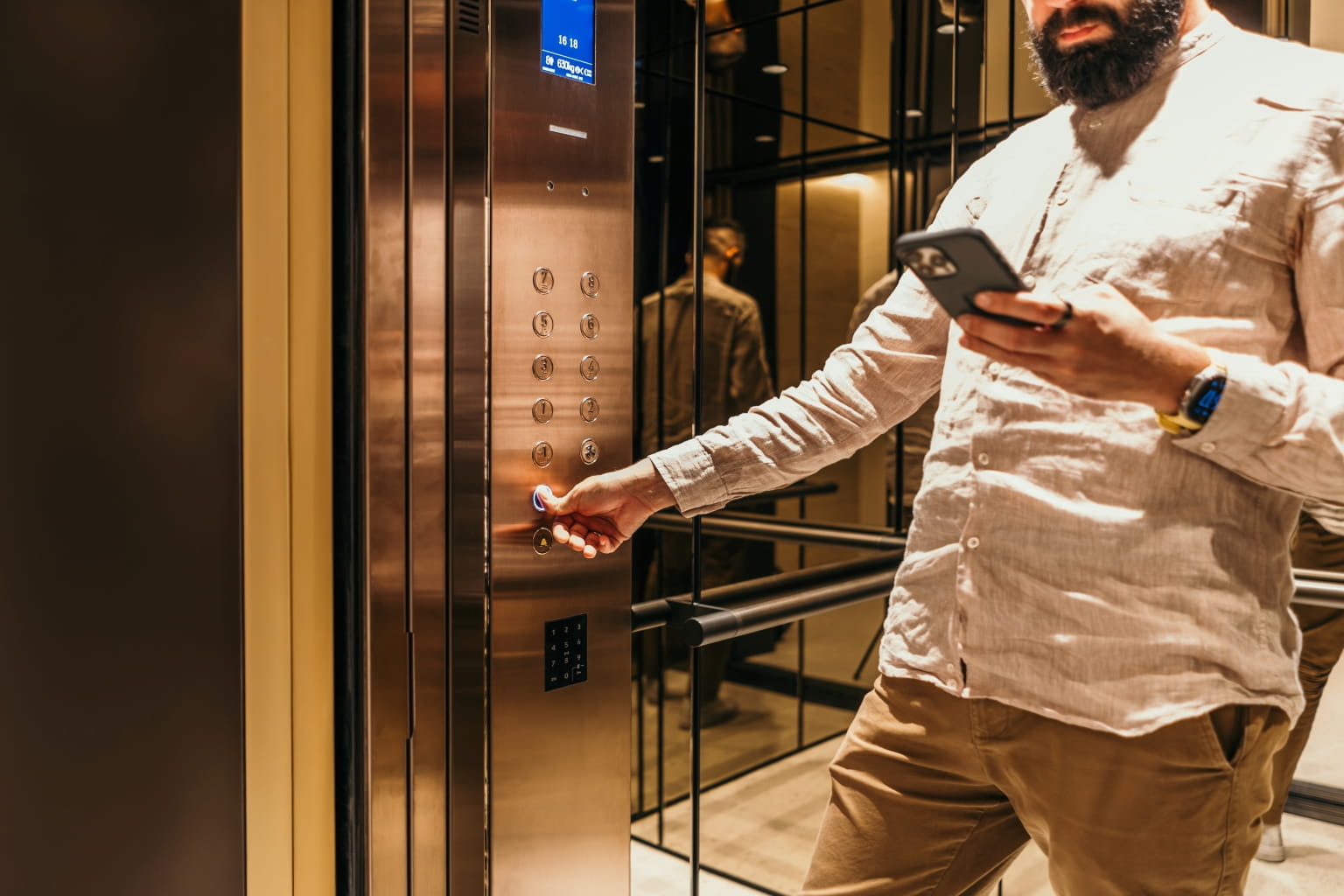 Intérieur de l'ascenseur avec contrôle d'accès intelligent intégré utilisant des identifiants mobiles au 25, Pařížská.