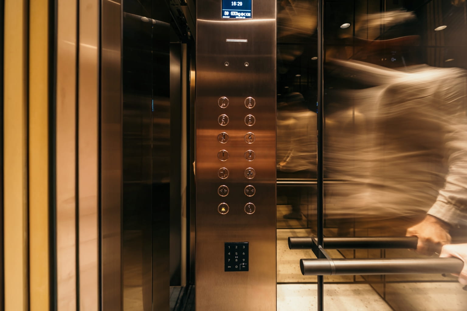 Intérieur de l'ascenseur avec contrôle d'accès intelligent intégré utilisant des identifiants mobiles au 25, Pařížská.