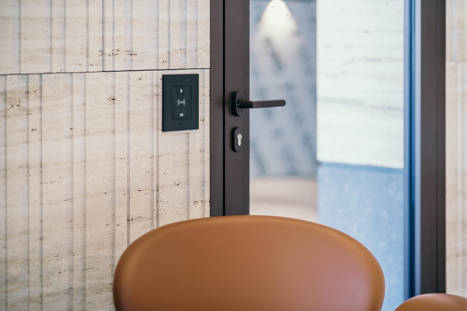 Porte avec 2N Access Unit 2.0 pour un accès RFID et mobile sécurisé au 25 de la rue Pařížská.