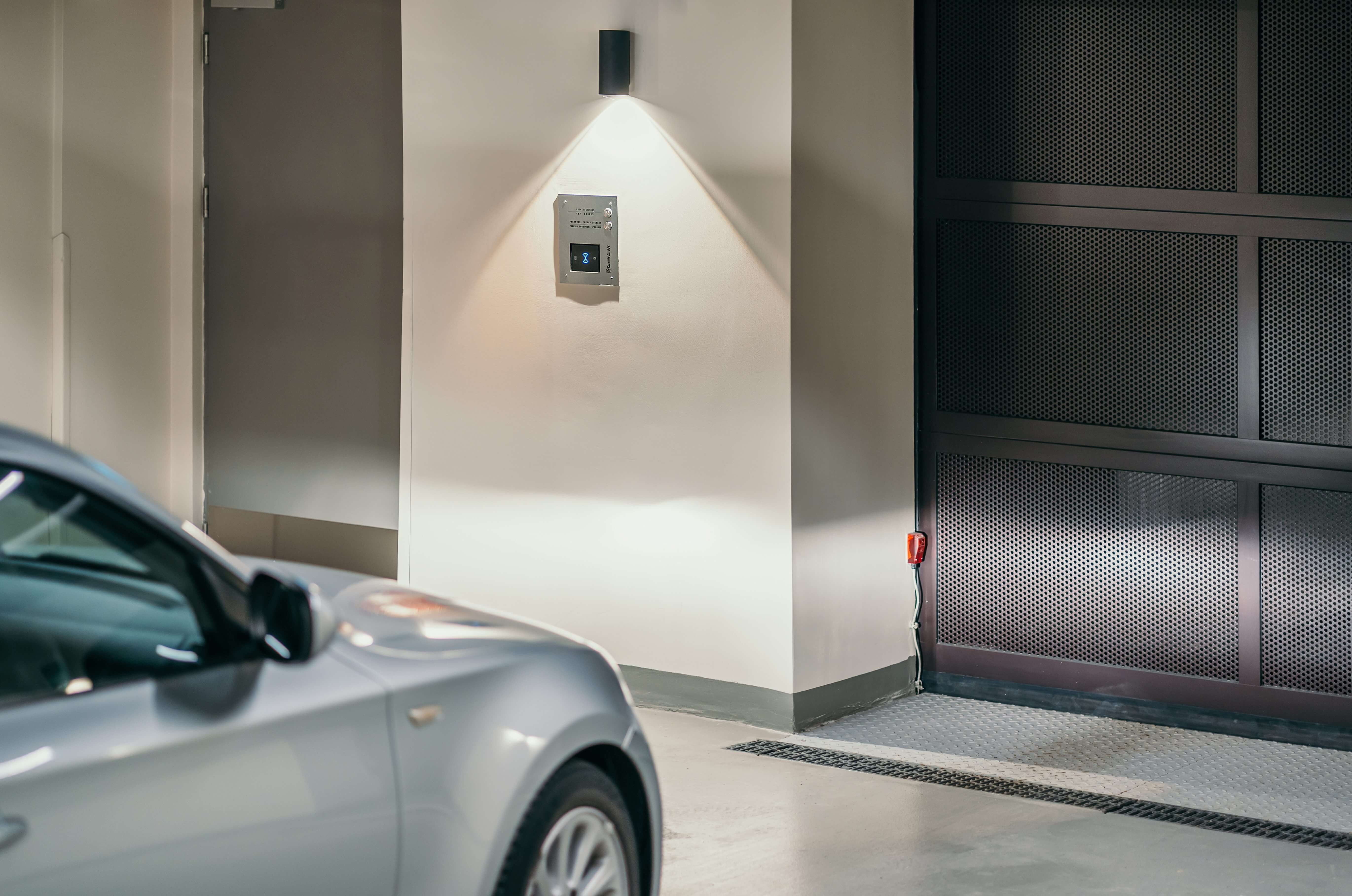 Unité d'accès 2N 2.0 installée dans un garage pour un accès sécurisé aux véhicules au 25, Pařížská.