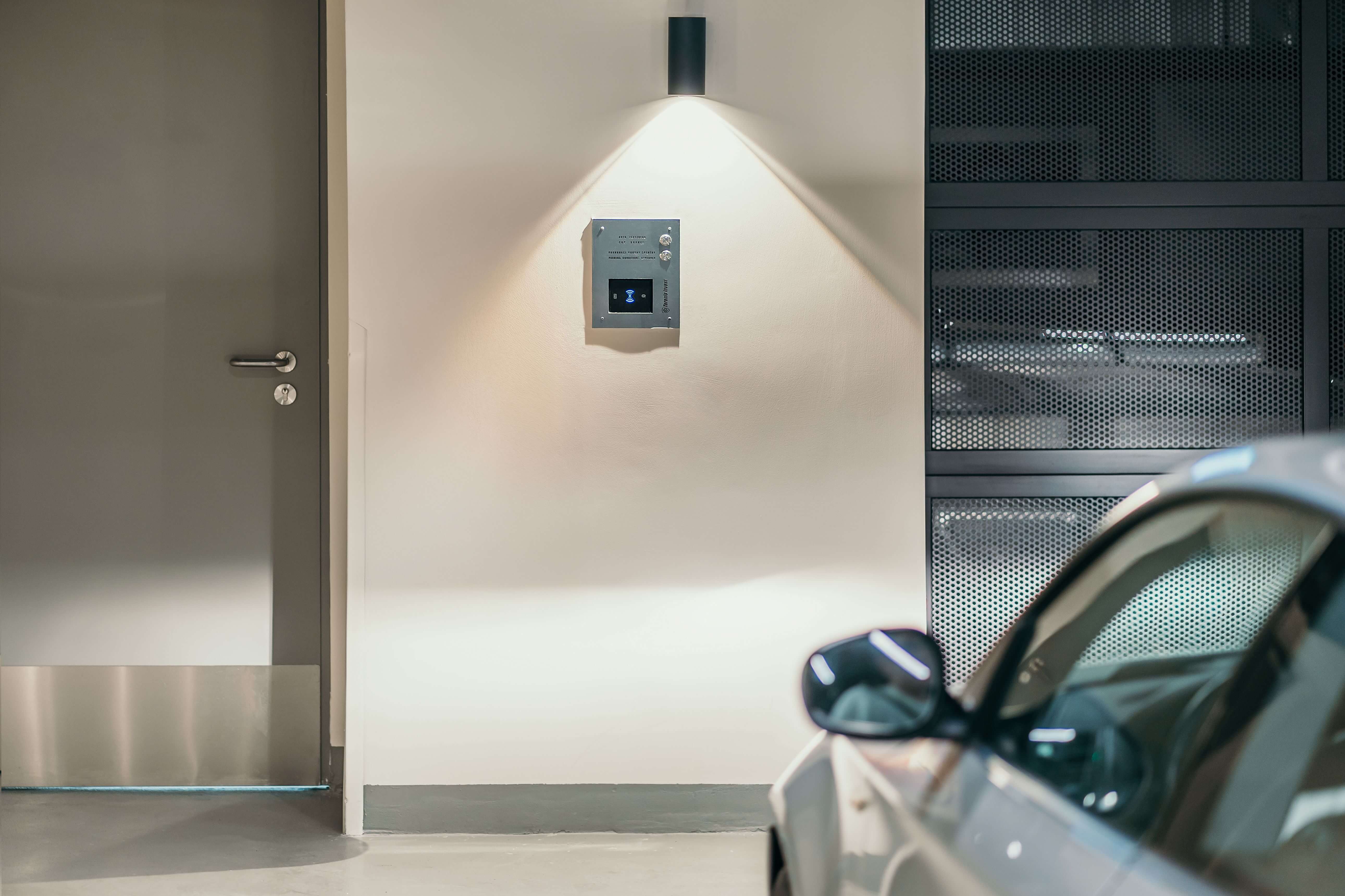 Unité d'accès 2N 2.0 installée dans un garage pour un accès sécurisé aux véhicules au 25, Pařížská.
