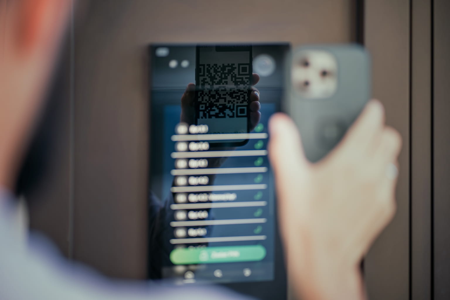 Interphone 2N IP Style affichant un code QR pour un accès sécurisé au 25, Pařížská.