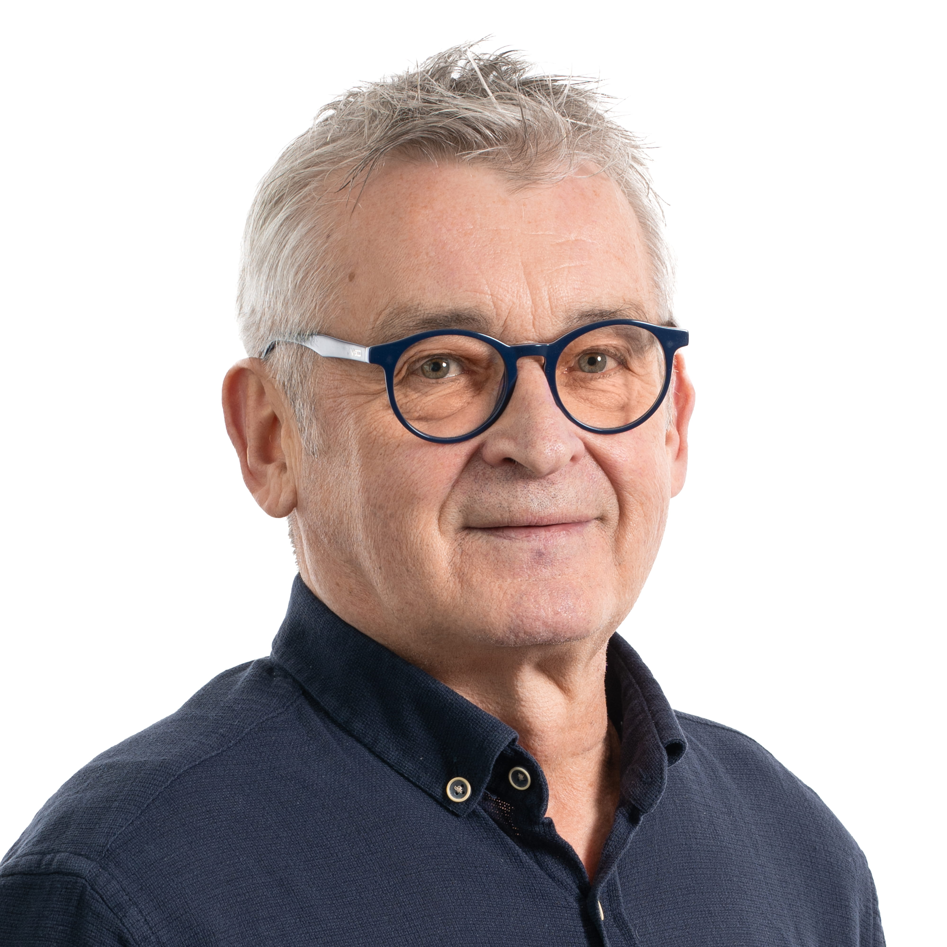 Zdjęcie górnej części ciała mężczyzny o siwych włosach, w okularach i niebieskiej koszuli